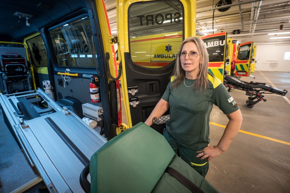 Ensam i bilen men aldrig ensam i ansvaret – Annica berättar om jobbet inom liggande sjuktransport