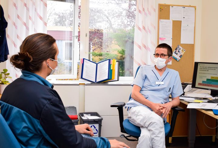 Sjuksköterska i samtal med patient på Skebäcks vårdcentral. Foto Elin Abelson.