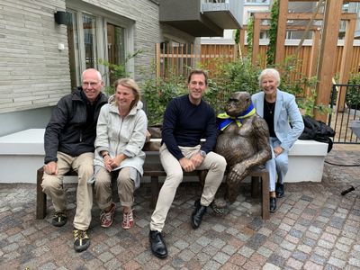 Skultpturen Mänskligt möte. Konstnärer Torsten och Anna Molander, VD Fredrik Törnqvist, styrelseordförande Astrid Brissman