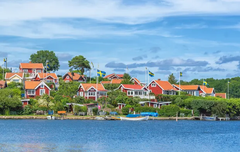 Varannan svensk, 48 procent, önskar sig en sommarstuga som ligger nära havet.