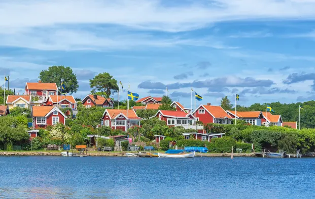 Varannan svensk, 48 procent, önskar sig en sommarstuga som ligger nära havet.