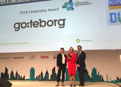 Annika Hallman receives the award from Melanié Delaplanche, GDS-Index Project Director and James Rees, ICCA President
