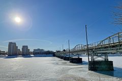 Just nu pågår förberedelserna för att lysa upp Gamla bron i Umeå i Ukrainas färger: blått och gult. Arbetet förväntas vara färdigt när mörkret faller, i kväll.