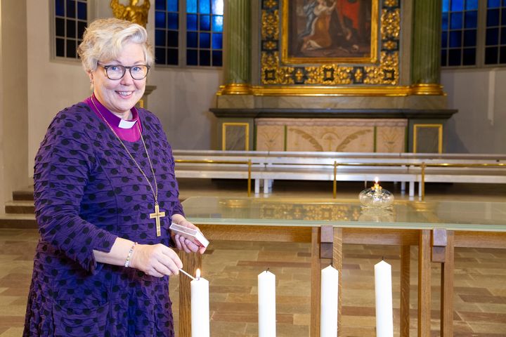 Eva Nordung Byström, biskop i Härnösands stift, är glad att kunna hälsa välkommen till Svenska kyrkan under advent. Foto: Maria Eddebo Persson