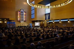 Fullsatt kyrka på Teg under informationskväll i september.