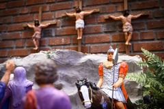 En modell med människor framför en kulle med Jesus på korset. Foto: Magnus Aronson/Ikon