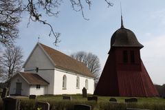 Molla kyrka med klockstapel i Herrljunga pastorat är ett av de objekt som tilldelats kyrkoantikvarisk ersättning och kyrkounderhållsbidrag