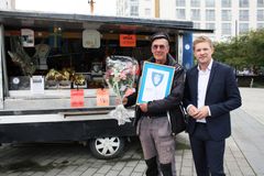 Johnny Tufvesson, Årets torghandlare 2018 med Stefan Hansson bitr. finansborgarråd. Foto: Caroline Berg, Stockholms stad