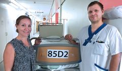 På Akademiska sjukhusets nya kirurgiska utvecklingsavdelning ska man bland annat testa och utveckla nya arbetssätt. Till vänster sjuksköterskan Karolina Svantesson, till höger avdelingschef Patrik Bodeby.