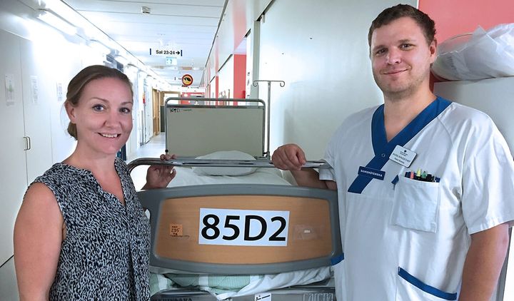 På Akademiska sjukhusets nya kirurgiska utvecklingsavdelning ska man bland annat testa och utveckla nya arbetssätt. Till vänster sjuksköterskan Karolina Svantesson, till höger avdelingschef Patrik Bodeby.