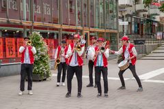 Storstan Street Brass spelar på invigningen av årets sommartorg. Foto: Lennart Johansson