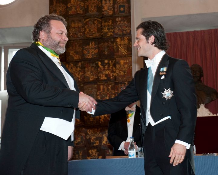 Torsten Jansson, New Wave Group, mottar Näringslivsmedaljen ur HKH Prins Carl Philips hand. I bakgrunden Kungl. Patriotiska Sällskapets ordförande Johan Nordenfalk. Foto: Scanpix