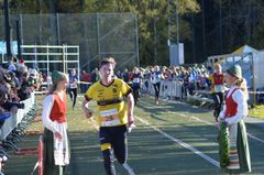 Emil Svensk för Stora Tuna till seger på 25-manna före OK Kåres Eskil Kinneberg. Bild: Johan Trygg.