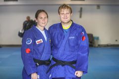 Nicolina Pernheim Goodrich och Oscar Widegren. Foto: KARL NILSSON / Sveriges Paralympiska Kommitté.