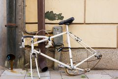 Från och med 29 mars börjar Umeå kommun märka upp övergivna och trasiga cyklar.