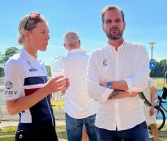 Emilia Fahlin är tillbaka på mästerskapsscenen, här i samspråk med förbundskaptenen Lucas Persson efter SM-silvret. Foto: Svenska Cykelförbundet