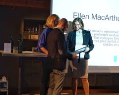 Mats Linder tar emot priset som Årets Havsvän 2018 för Ellen MacArthur Foundations räkning av förra årets Havsvän minister Isabella Lövin.