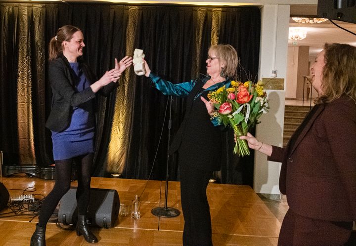 Ida Bylund Lindman, hållbarhetschef Uppsala kommun, tar emot Svenska Jämställdhetspriset från Jämställdhetsmyndighetens generaldirektör Lena Ag.
