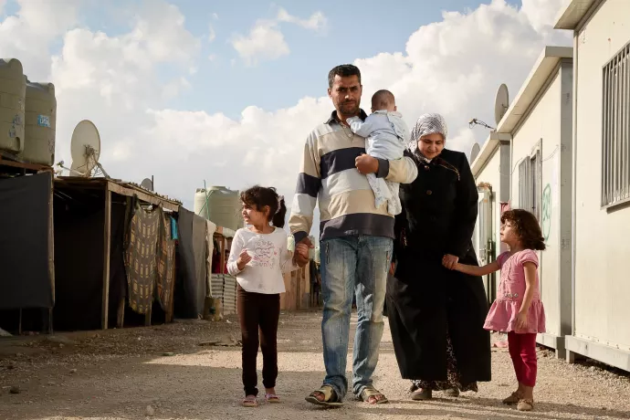 En syrisk familj i ett libanesiskt flyktingläger. Diakonia startar nu ett center för folkrätt i Libanon med inriktning på Syrien. Foto: Diakonia