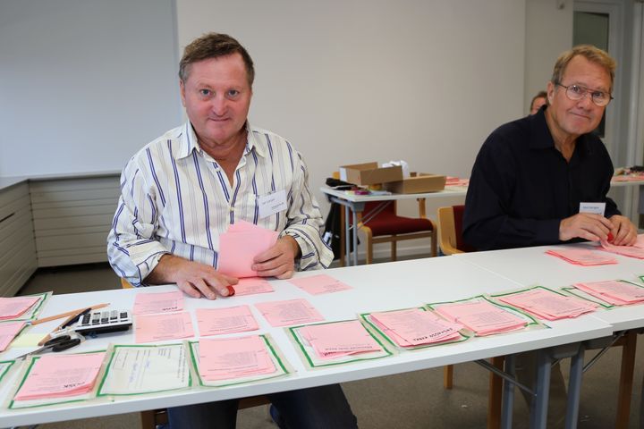 Jan och Kent räknar valsedlar och personvalskryss i den slutgiltiga sammanräkningen av Kyrkovalet 2021. (Foto: Torgny Lindén)