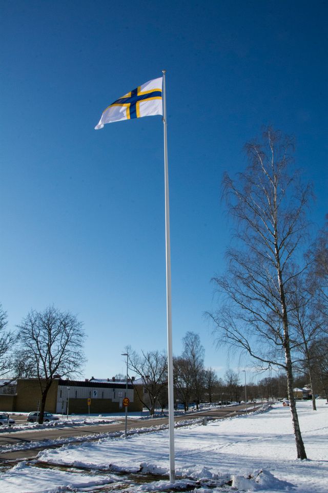 Flaggning sverigefinsk flagga vid kommunhuset i Hallstahammar