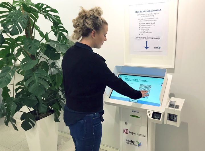 Stina Sandberg, kundombudsman på Ekeby Hälsocenter provar den nya ankomstterminalen.