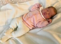 Foto: Mr Christopher O’Neill. Pressbild från Hovet. Bilden på den nyfödda prinsessan är tagen på Danderyds sjukhus, 9 mars 2018.