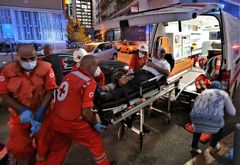 Ambulanspersonal från Libanesiska Röda Korset hjälper skadade efter den massiva explosionen i Beirut. Foto: LRC.