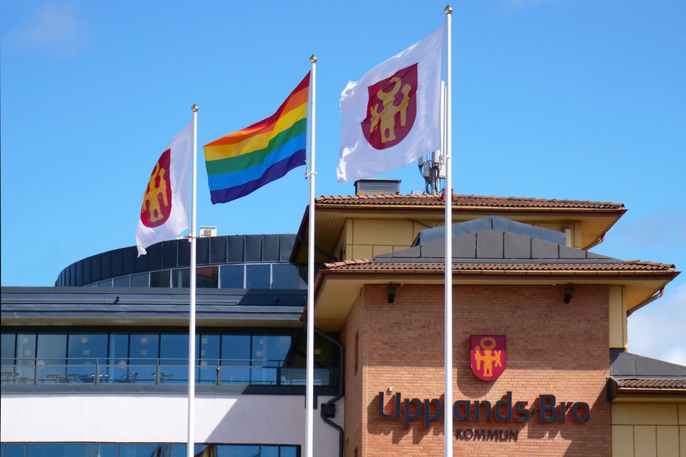 Kommunhuset med prideflagga