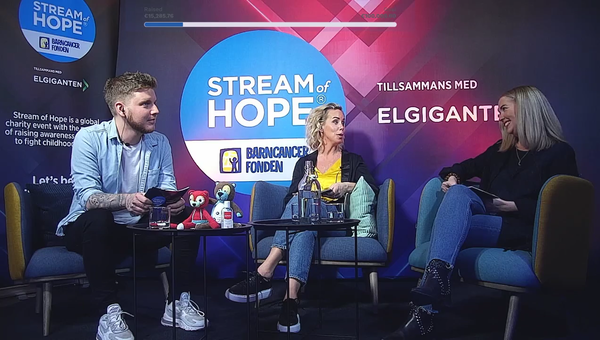 Streamern Marcus ”Tutsi” Toth, poddprofilenJessica Lasses och Barncancerfondens eventansvariga, Jannica Eriksson, modererade sändningen av Stream of Hope.