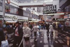 Hjälp oss att minnas 1980-talet: På Sergelgatan köper vi kläder på Gulins och skräms av spikhuvuden i filmen Hellraiser. Foto: Sten Leijonhufvud, 1987.