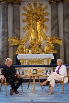 Biskop Susanne Rappmann i samtal med författaren Magnus Malm om boken Fri att tjäna. Foto: Mikael Ringlander