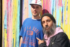 Sai (Simon Wimmer) och Affe Ashkar. "Bra där! En hiphop-historia", urpremiär 16 april 2021.
