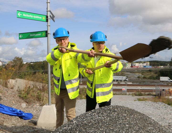 Trafiklandstingsrådet Kristoffer Tamsons (M) och kommunstyrelsens ordförande i Järfälla Claes Thunblad (S) tar första spadtaget för utbyggd tunnelbana till Järfälla.