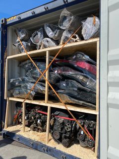 En container på totalt 23,6 ton med bildelar och motorer på väg till Jordanien som stoppades 2022-06-21. Foto: Tullverket / länsstyrelsen i Skåne