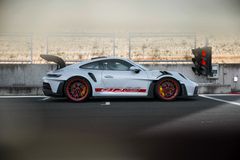 Nya Porsche 911 GT3 RS gör ingen hemlighet av sina avsikter - den är kompromisslöst konstruerad för maximala prestanda och det syns.