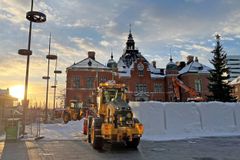 Markvärmen är avstängd på Rådhustorget för att snöborgen ska kunna stå kvar så länge som möjligt. Foto: Umeå kommun