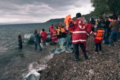 Flyktingar som riskerat sina liv över Medelhavet tas emot av Grekiska Röda Korset. Foto: Svenska Röda Korset.