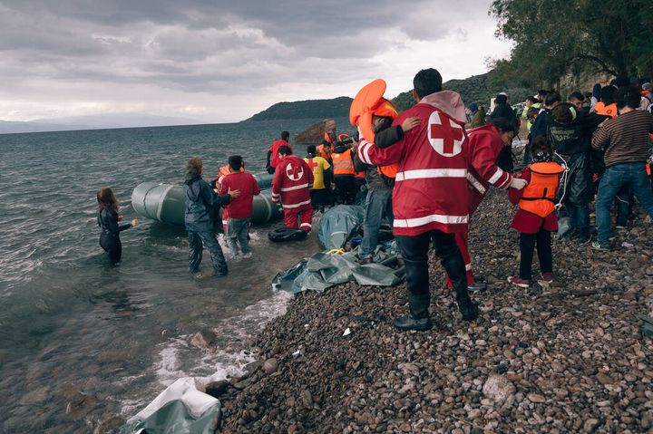 Flyktingar som riskerat sina liv över Medelhavet tas emot av Grekiska Röda Korset. Foto: Svenska Röda Korset.