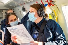 Sjuksköterskor med placering på beredskapsbasen vid Göteborg Airport / Landvetter under träning inför öppning av beredskapsbasen den 1 februari 2021.
De sjuksköterskor som tjänstgör vid Landvetter är anställda vid Sahlgrenska Universitetssjukhuset i Göteborg och är verksamma till 50 procent som Flight Nurse för Svenskt Ambulansflyg.