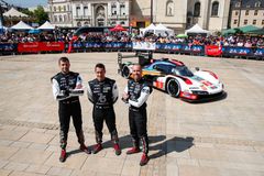 Porsche Penske Motorsport (#5) Michael Christensen (DK), Dane Cameron (USA), Frederic Makowiecki (F) (vä-hö)