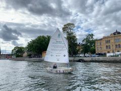 Håll Sverige Rent har arbetat med frågan om plast i haven länge. Sedan 2018 bland annat genom projektet Optimist för havet. Fem optimistjollar har byggts av uppsamlad havsplast och seglats längs Sveriges kuster. I september 2020 är det dags för avslutning i Stockholm.