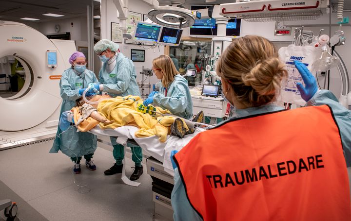 Patienten är på väg att röntgas i traumarummet. Foto: Håkan Risberg/Region Örebro län.