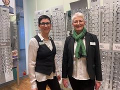 Maria Rosendahl och Anna-Lena Frisk har båda trettio års erfarenhet i optikbranschen, och tillsammans äger de Specsaversbutiken i Umeå som nu växer. Foto: Specsavers
