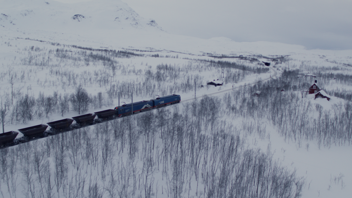 Ett tåg med svensk malm på väg ut i världen.