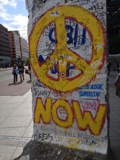 Fredsmärket från Berlinmuren. Foto: Norrköpings kommun