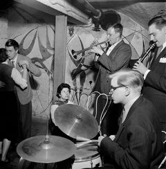 Afternoon Tea Jazz: 60-talets klubbscen. Det är trångt och svängigt på Gazelle Club på Österlånggatan. Foto: Gunnar Lantz/Svenska Dagbladet, 1952.