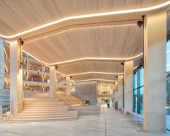 2019 öppnade Finansparken i Stavanger, en av Europas största näringslivsbyggnader i trä, med stödkonstruktioner, innertak och inredningslösningar från Moelven. Foto: Sindre Ellingsen