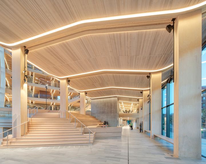 2019 öppnade Finansparken i Stavanger, en av Europas största näringslivsbyggnader i trä, med stödkonstruktioner, innertak och inredningslösningar från Moelven. Foto: Sindre Ellingsen