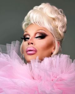 Dragartisten Admira Thunderpussy.